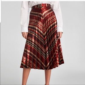 I’m search of (not selling) Zara pleated skirt